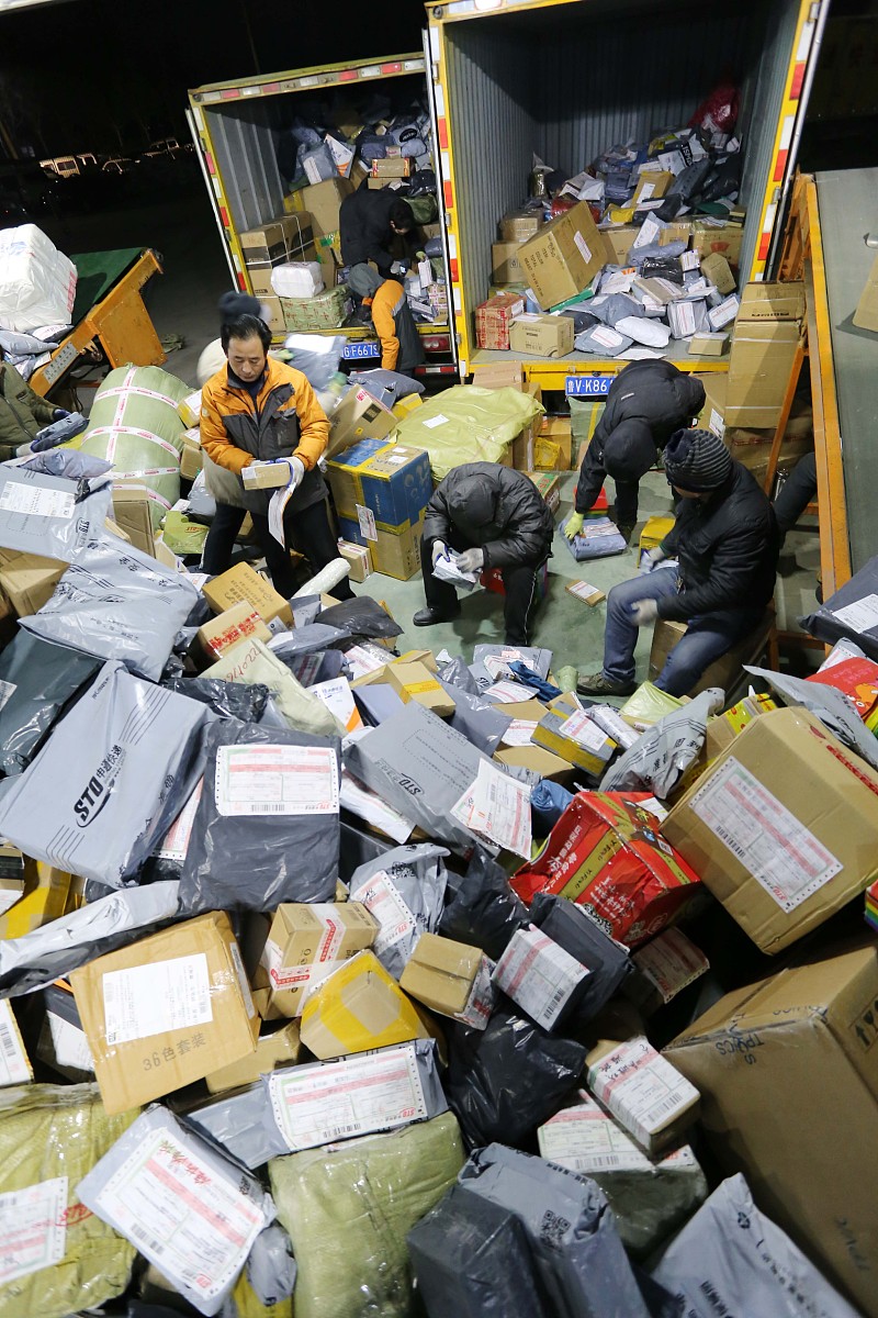 美股大跌特斯拉市值一夜蒸发超6700亿元AI高管发出警告!加密币超19万人爆仓美国“大空头”关闭旗下基金